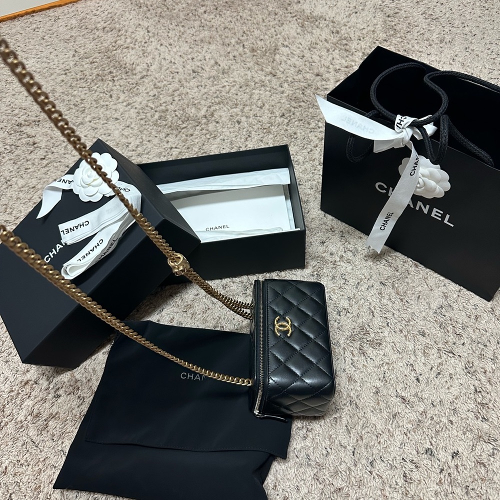 Rare Chanel vanity Bag 2022 - Picture 5 of 6